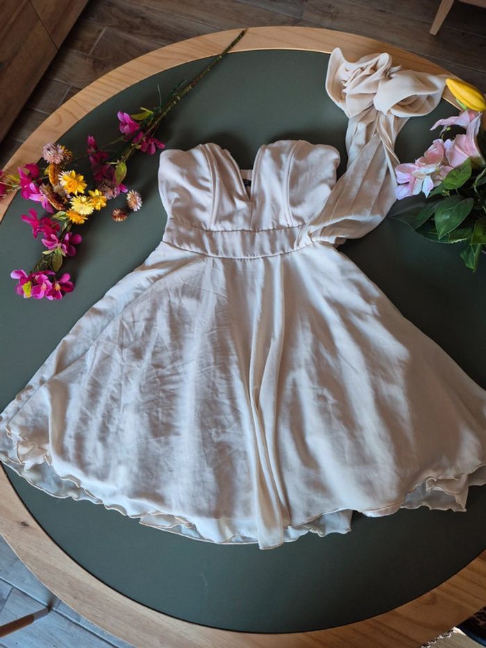 Robe bustier beige avec noeuf taille 38 - photo numéro 3