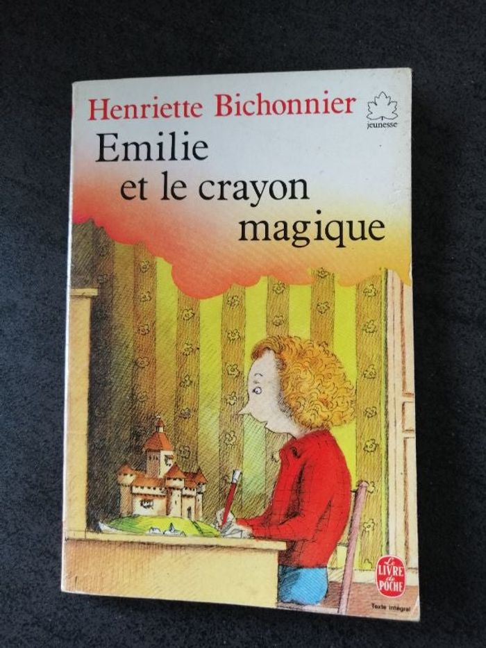 Livre Émilie et le crayon magique en bon état