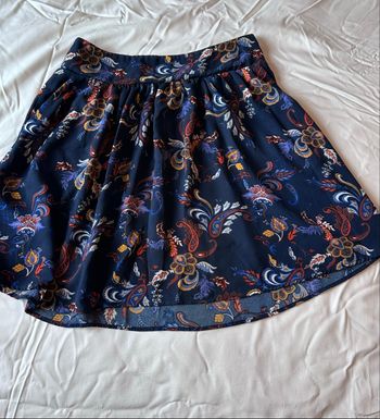 Jupe bleu foncée Kiabi avec motif fleuri taille 38