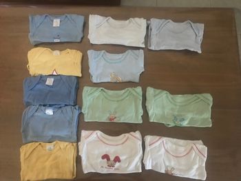 12 bodies blanc/jaune/bleu 6 mois