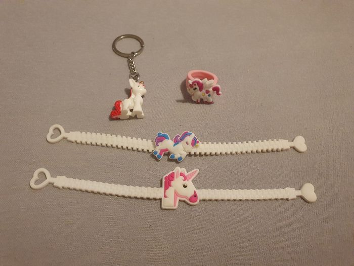 Lot bijoux enfant et porte clé licorne