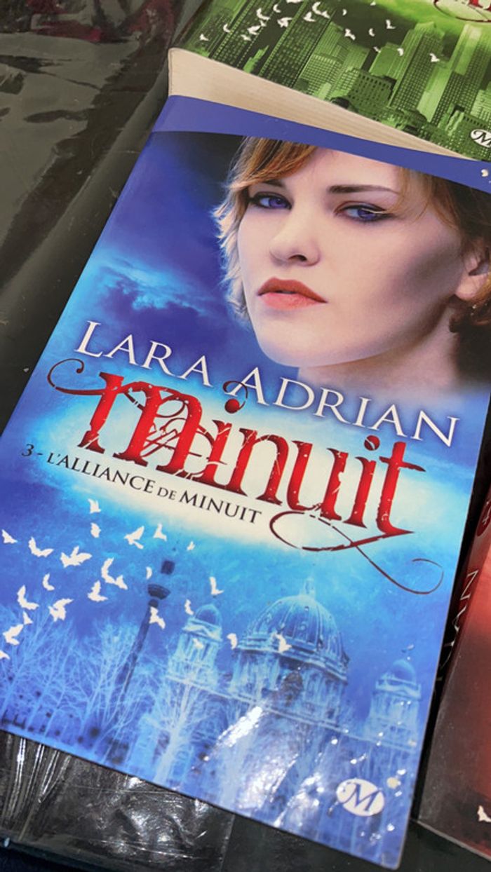 Lot de livres minuit Lara Adrian - photo numéro 3