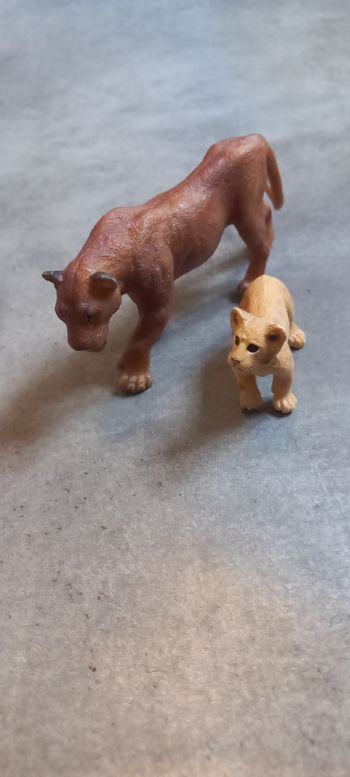 Lionne et lionceau papo