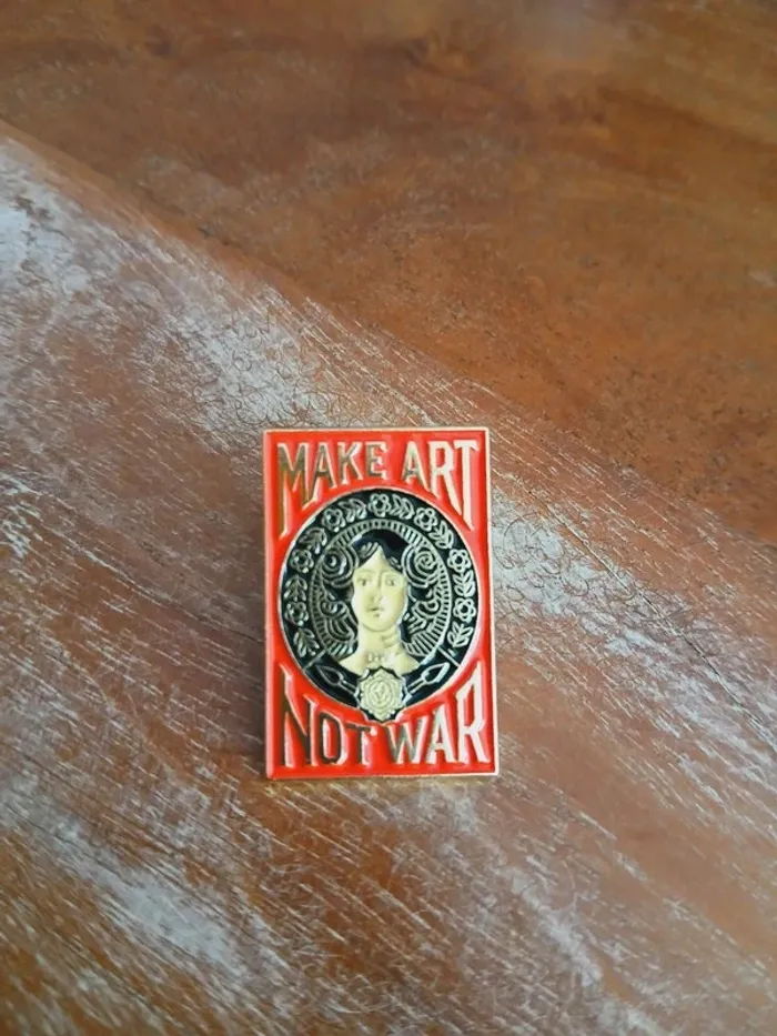 Pin's Obey "Faire de l'art pas la guerre"