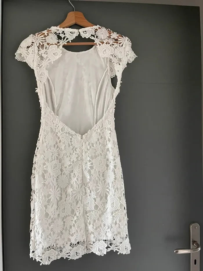Robe blanche / dos nu dentelle / guipure Lulu’s TXS - photo numéro 2