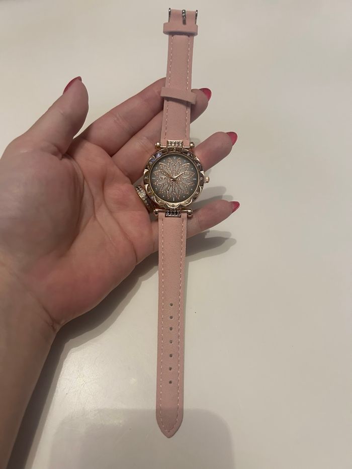 Montre à aiguille NEUVE pour femme couleurs rose et doré