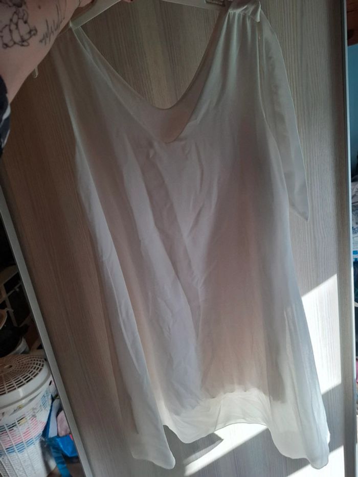 Robe blanche y a 2 petite tache que ne de voit pas beaucoup - photo numéro 3