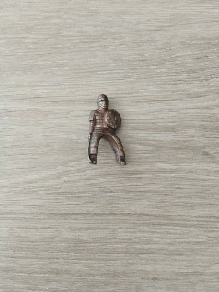 Petite figurine guerrier en metal
