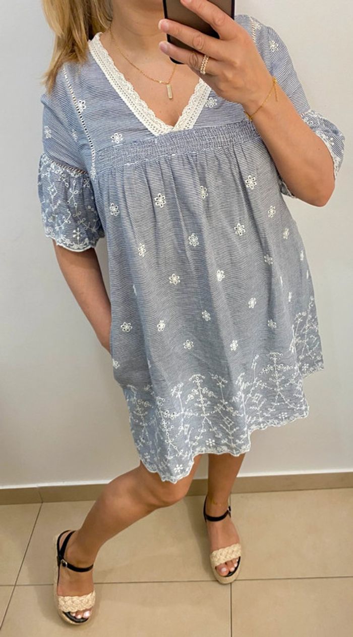 Petite Robe Courte ZARA Rayée Avec Broderie Taille M - photo numéro 4