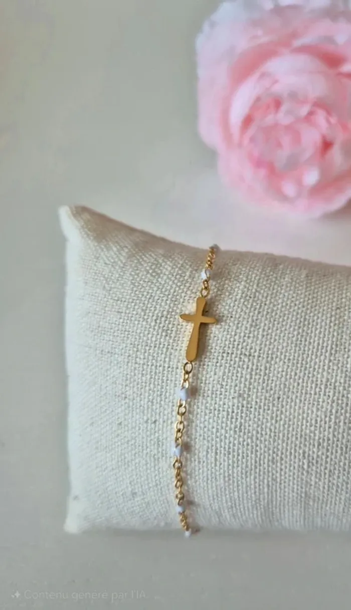 1 bracelet dorée or avec croix chrétienne style gigi perles blanches