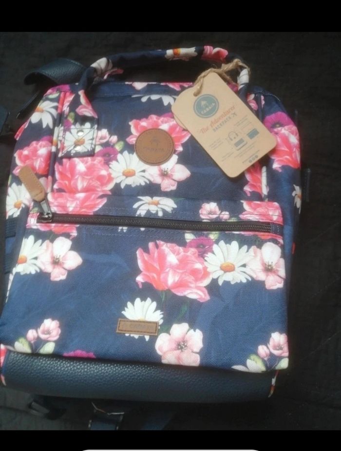 Sac a dos Cabaïa, Osaka, Neuf avec étiquette
Taille small 32x23x13cm
2 pochettes - photo numéro 3