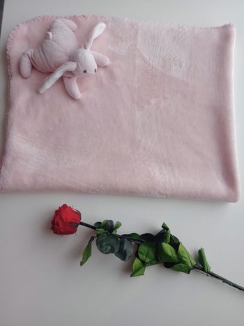 Magnifique plaid rose neuf avec doudou