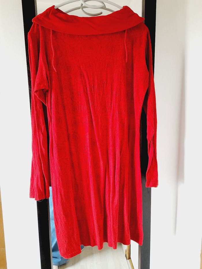 Robe longue manche Couleurs du Monde rouge avec motif de rose - photo numéro 2