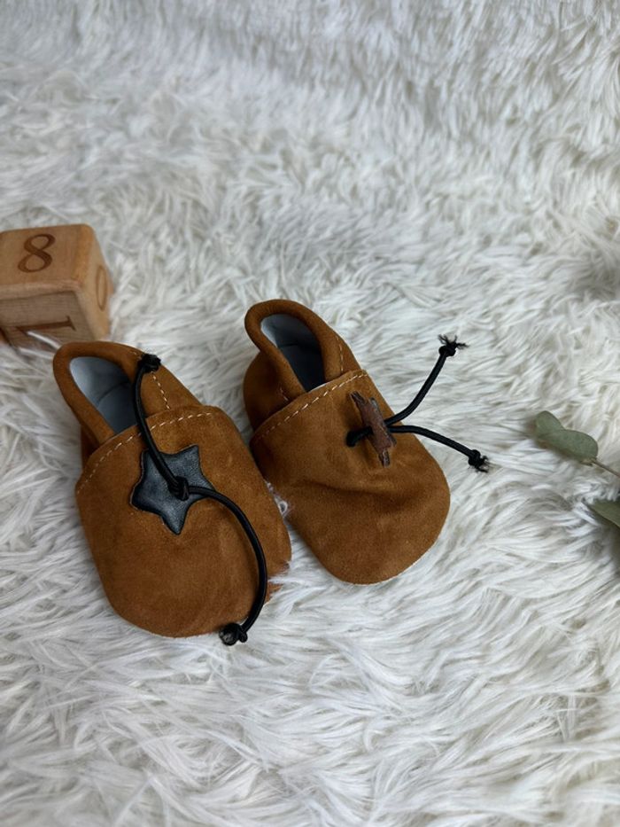 Paire de chaussons marron taille 18 - photo numéro 2