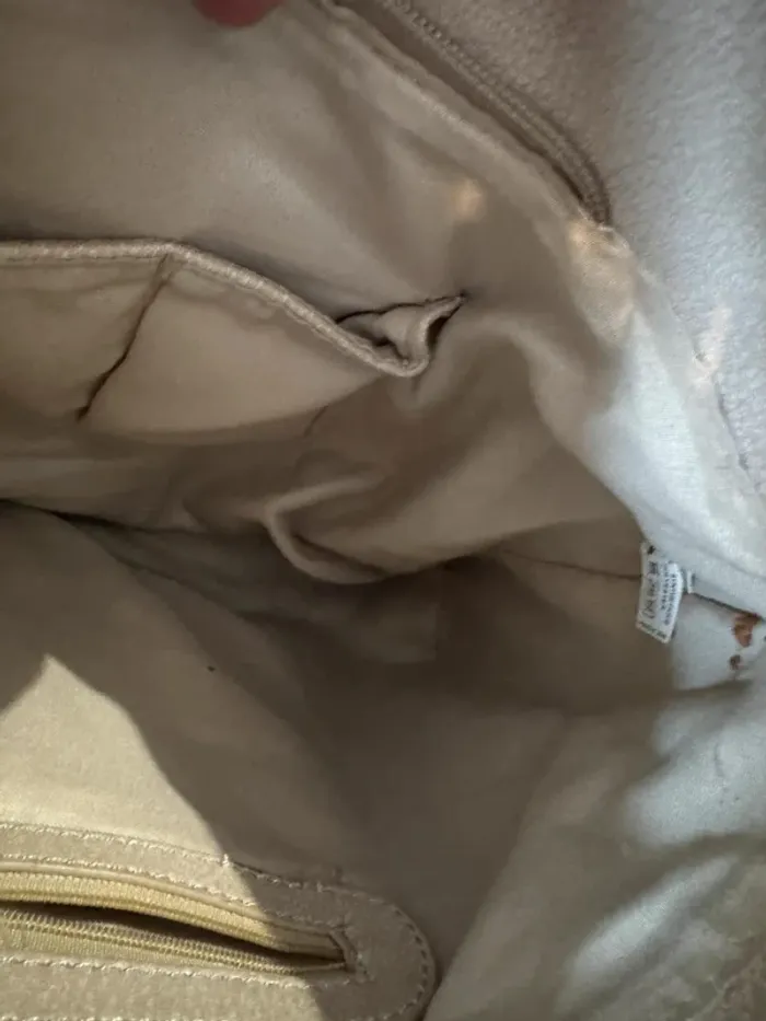 Sac porté épaule beige, bon état mais il y a des traces d'usures 38x25cm - photo numéro 6