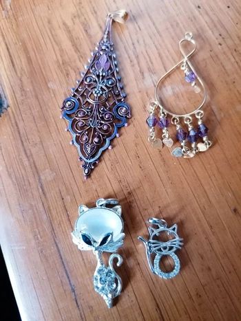 Plusieurs pendentifs neufs
