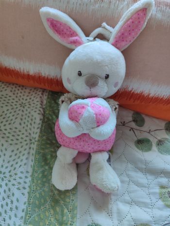Doudou lapin rose musical