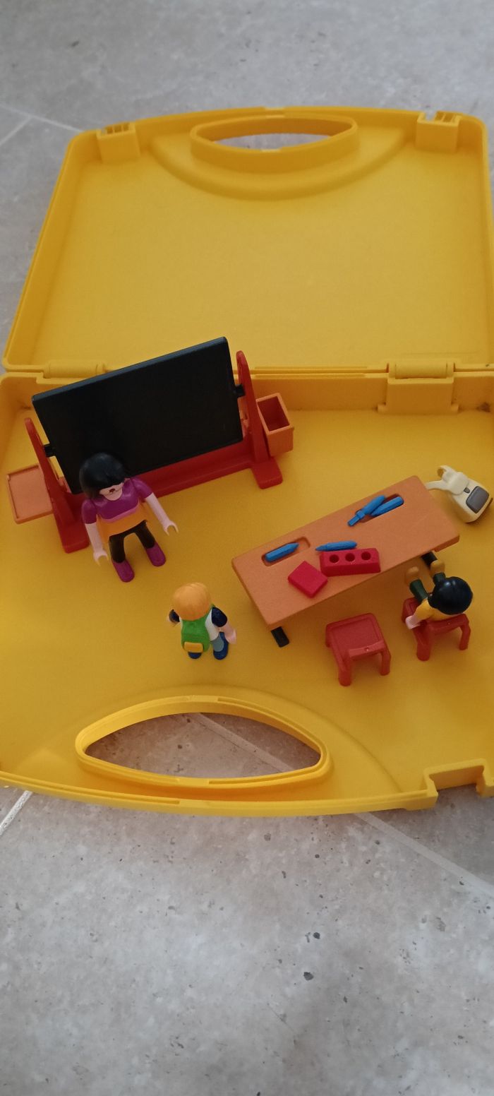 Playmobil valisette maîtresse et élèves - photo numéro 2