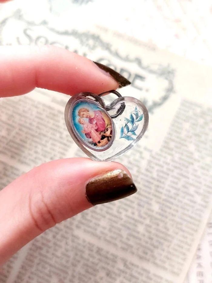Magnifique petit pendentif en résine, cœur avec médaille religieuse de saint - photo numéro 4