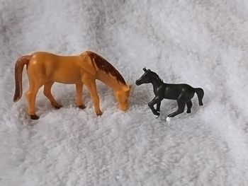 Lot de 2 figurines chevaux miniatures (6 cm et 9 cm)