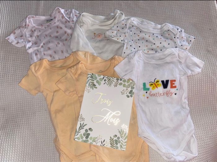 Lot pyjama et bodys 3 mois - photo numéro 2