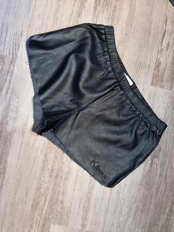 Short court simili cuir T36