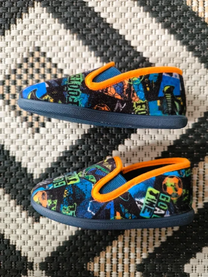 Chaussons "Avec Amour" taille 24  Motif football neuve - photo numéro 4