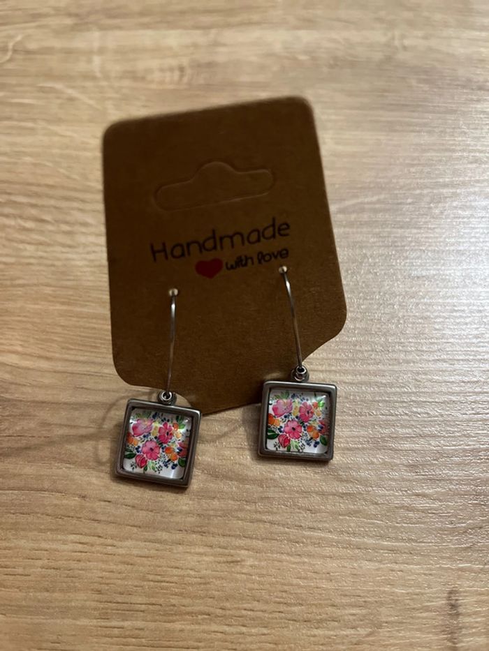 Boucles d’oreilles pendantes carrées fleurs neuves