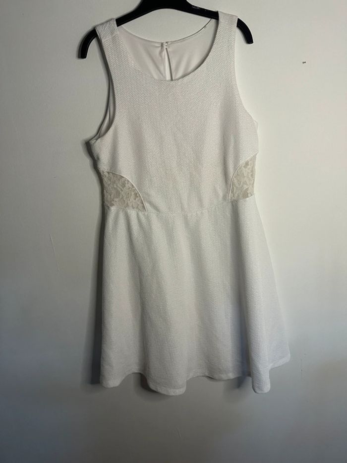 Robe blanche ajourée dentelle Taille 40/42 parfaite pour l’été