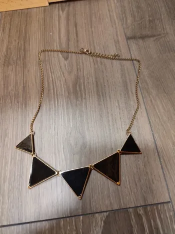 Collier triangle noir et doré