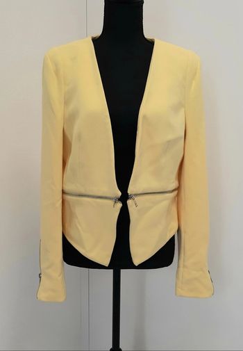 Très jolie veste / blazer courte style jaquette à basque Pimkie
