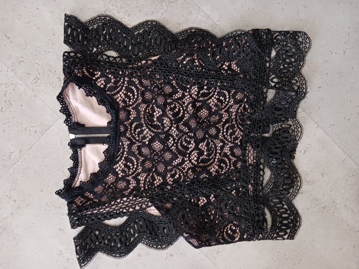 top noir et creme et dentelles Neuf
