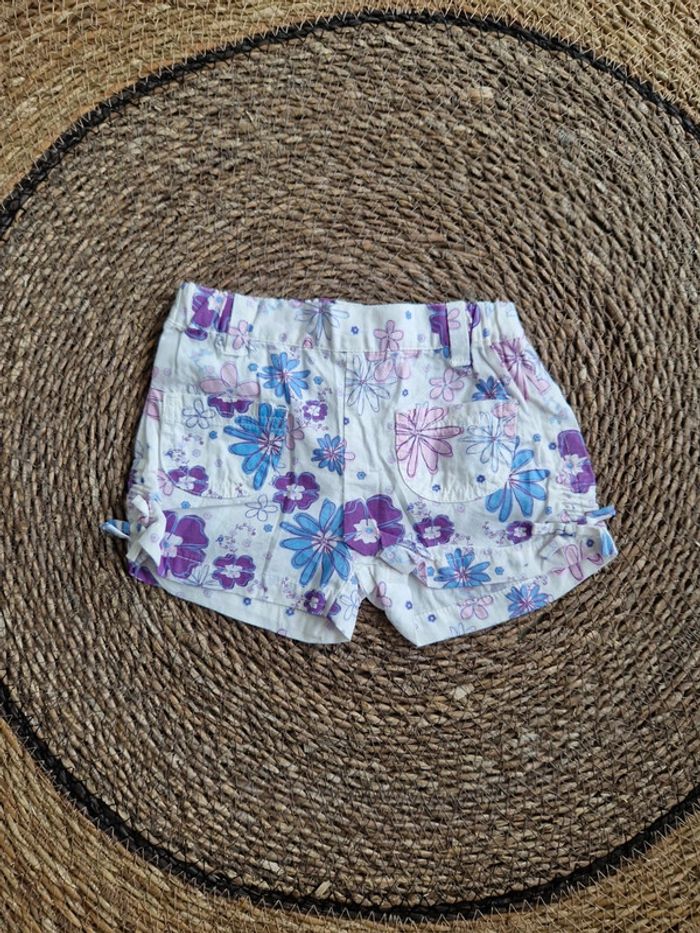 Joli short fleuris taille 6 mois