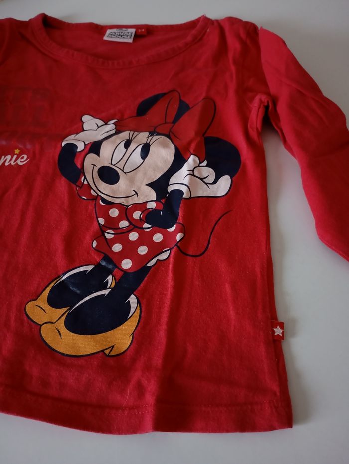 Tee-shirt,3/4 ans,manches longues,,coton ,rouge et motif Minnie avec paillettes , ,Disney Minnie Mouse, très bon état - photo numéro 4