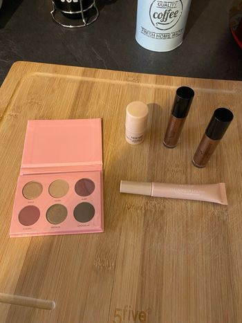 Lot de produits de maquillage Nocibé : Palette de fards à paupières, blush/fard à joues, enlumineur