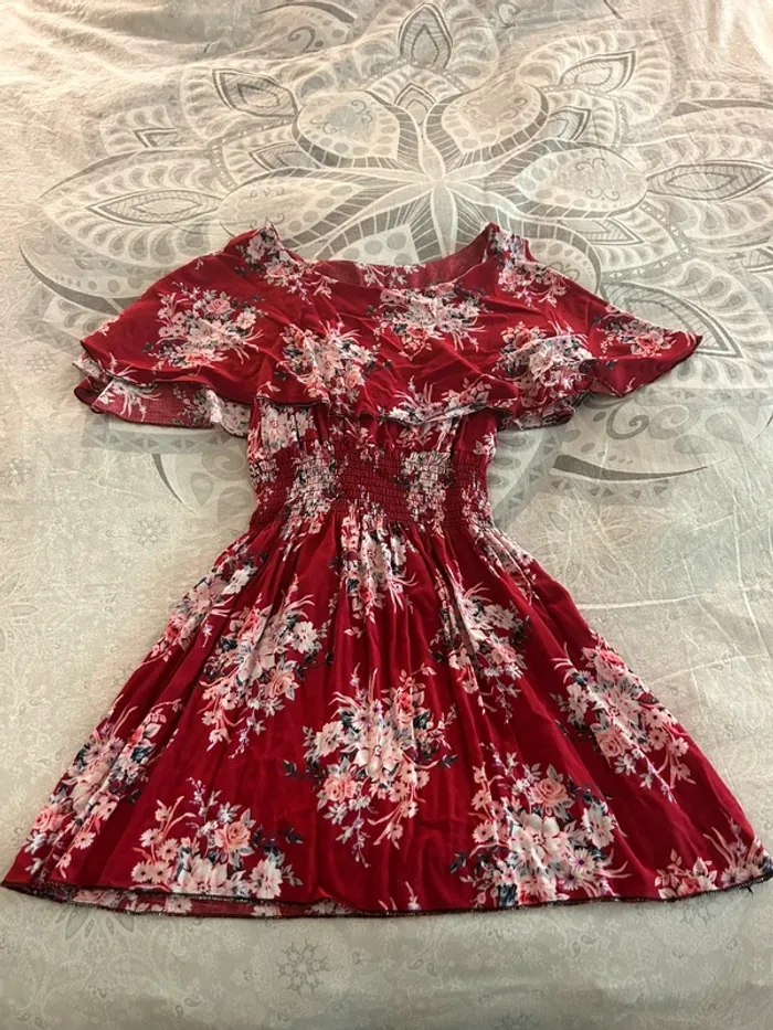 Très jolie robe de couleur rouge à motifs fleuris