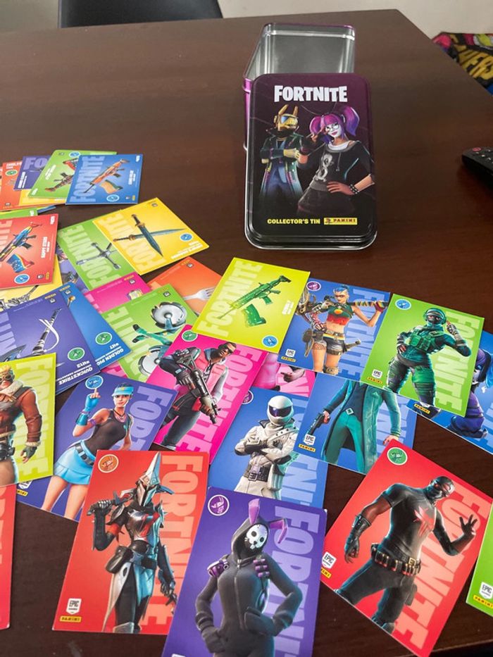 Cartes fortnite et boîte en métal