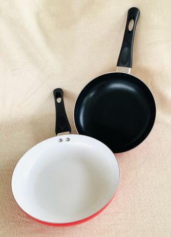 Lot 2 poêles noir/blanc, extérieur aluminium rouge