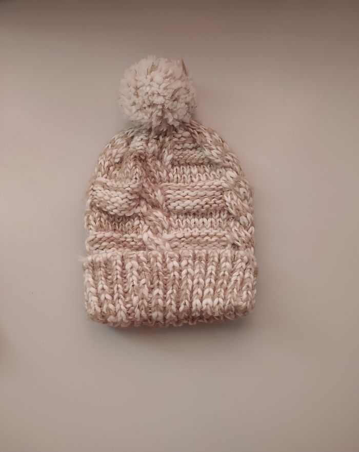 Bonnet effet tricoté blanc et beige à pompon neuf pour femmes