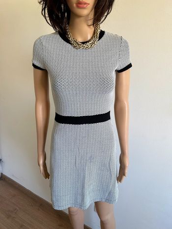 Robe noire et blanche à manches courtes Naf Naf taille XS bon état