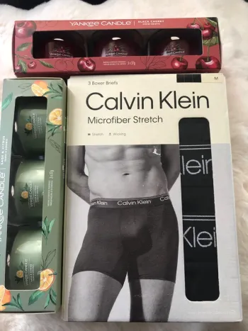 Coffret cadeau : 3 caleçons Calvin Klein + 2 paquets de bougies Yankee Candle offert