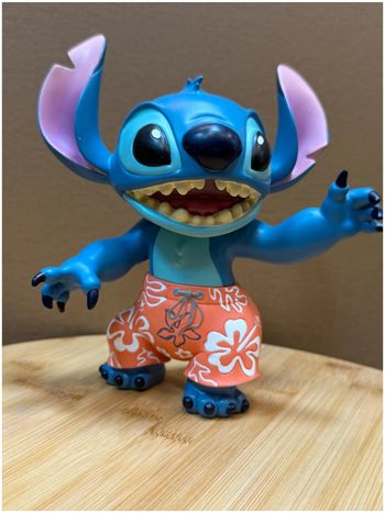 Figurine Stitch Aloha – Disney Showcase Officielle