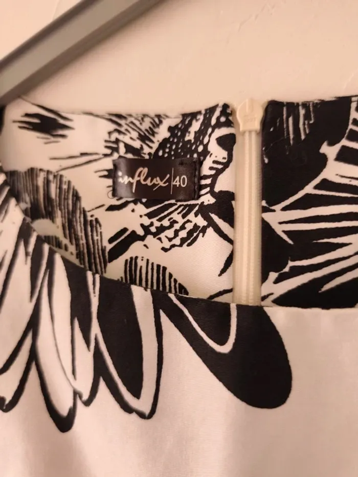 Magnifique robe influx noire et blanche taille 40 - photo numéro 2