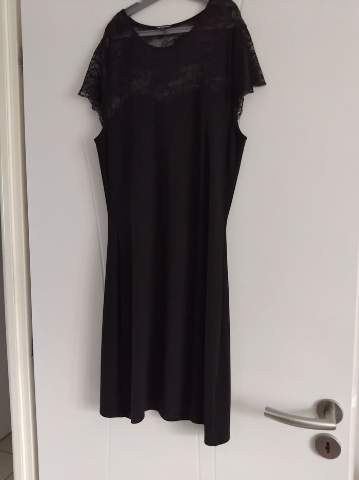Robe noire haut dentelle