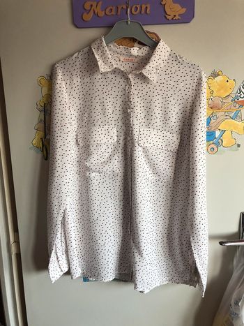 Chemisier à manches longues blanc à motifs, taille 34, marque Camaïeu.