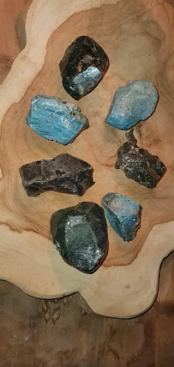 Morceaux de verre fondu vert – résidu ancien de forge – curiosité minérale