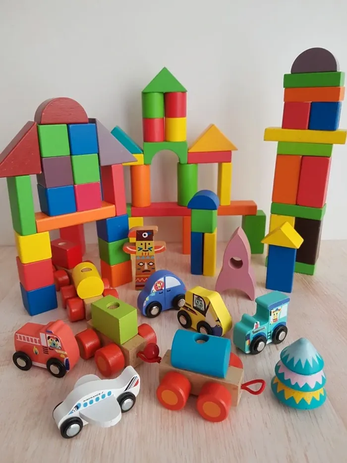 Voitures Auzou, totem et blocs de construction en bois