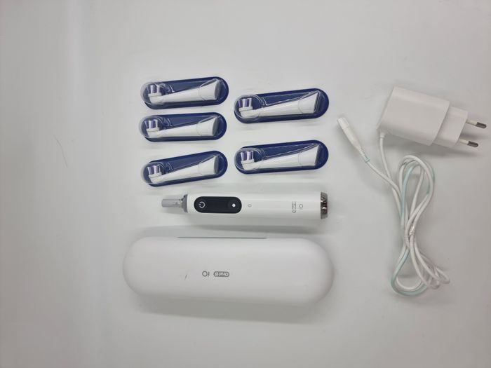 Brosse à dent électrique connectée Oral B IO serie 7 avec chargeur de voyage + 5 brossettes neuves - photo numéro 2