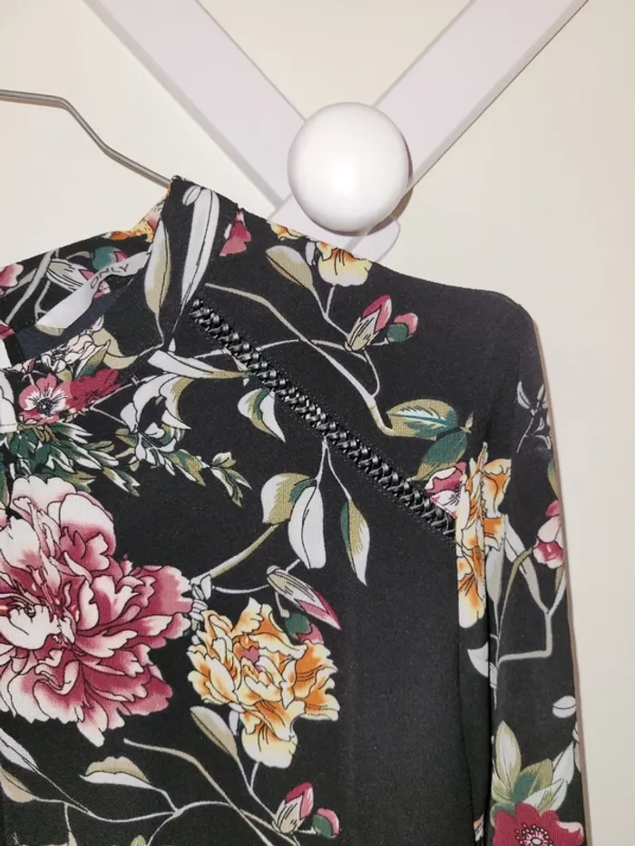 Jolie tunique Only noir détail fleur 🌸 - photo numéro 4