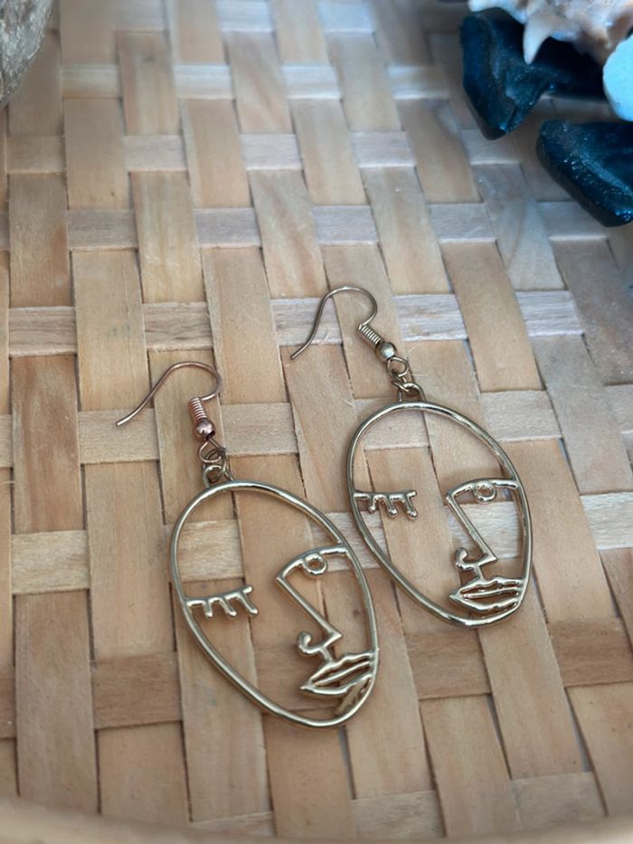 Boucles d’oreilles dorées – Forme visage artistique - photo numéro 3